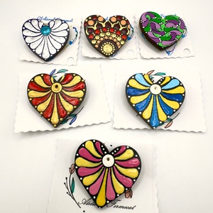 Mărțișor broșă inimioară pictată manual pe lemn - bijuterii - mărțișor - Artynos.ro