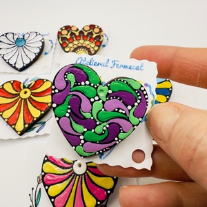 Mărțișor broșă inimioară pictată manual pe lemn - bijuterii - mărțișor - Artynos.ro