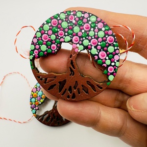 Broșă Mărțișor copacul vietii � pictură decorativă pe lemn - bijuterii - mărțișor - Artynos.ro