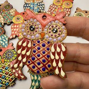 Mărțișor broșă bufnita pictată manual pe lemn � tehnica punctului - bijuterii - mărțișor - Artynos.ro