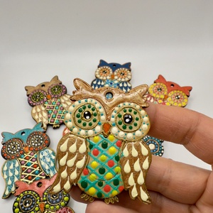 Mărțișor broșă bufnita pictată manual pe lemn � tehnica punctului - bijuterii - mărțișor - Artynos.ro