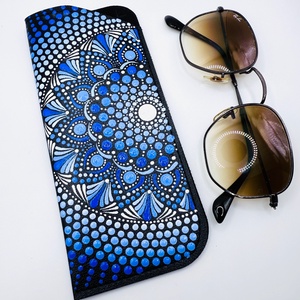 Etui ochelari pictat manual � Mandală albastru regal  - genți și portofele - portofele, huse, suporturi - suport de ochelari - Artynos.ro