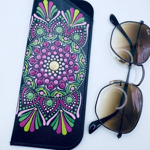 Etui ochelari pictat manual � Mandală florală roz și verde - genți și portofele - portofele, huse, suporturi - suport de ochelari - Artynos.ro