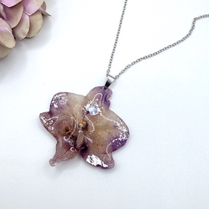 Pandantiv cu Orhidee Naturală în Rășină UV � Eleganță Florală  - bijuterii - coliere - pandative - Artynos.ro