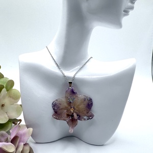 Pandantiv cu Orhidee Naturală în Rășină UV � Eleganță Florală  - bijuterii - coliere - pandative - Artynos.ro