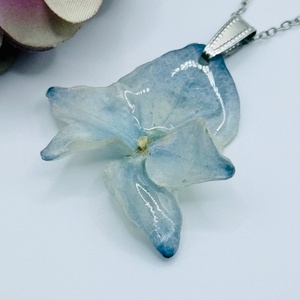 Pandantiv Delicat cu Hortensie Naturală în Rășină UV  - bijuterii - coliere - pandative - Artynos.ro