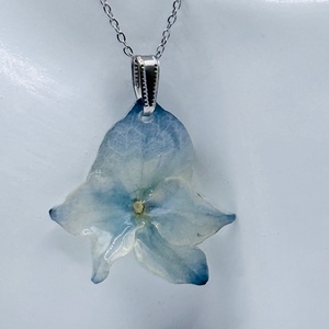 Pandantiv Delicat cu Hortensie Naturală în Rășină UV  - bijuterii - coliere - pandative - Artynos.ro