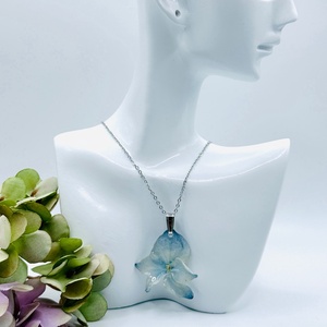 Pandantiv Delicat cu Hortensie Naturala in Rasina UV , Bijuterii, Coliere, Pandative, Confectionarea bijuteriilor, ARTYNOS