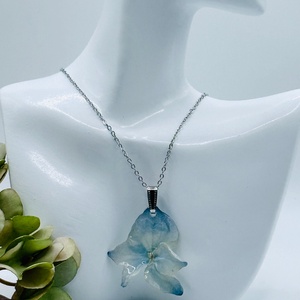 Pandantiv Delicat cu Hortensie Naturală în Rășină UV  - bijuterii - coliere - pandative - Artynos.ro