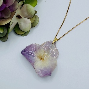 Pandantiv handmade unicat cu floare naturala de hortensie si rasina. - bijuterii - coliere - pandative - Artynos.ro