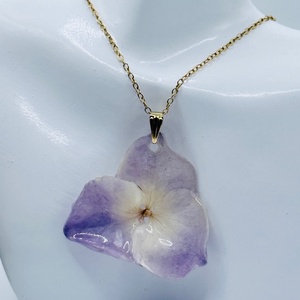Pandantiv handmade unicat cu floare naturala de hortensie si rasina. - bijuterii - coliere - pandative - Artynos.ro