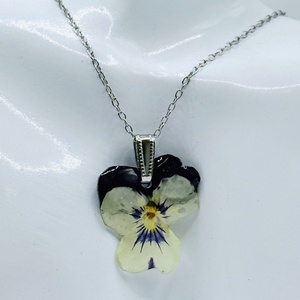 Pandantiv Floral cu Panseluță Naturală � Bijuterie lucrata manual - bijuterii - coliere - pandative - Artynos.ro