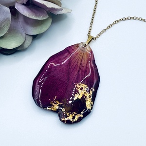 Pandantiv cu Petala de Trandafir Natural în Rășină � Bijuterie Romantică - bijuterii - coliere - pandative - Artynos.ro