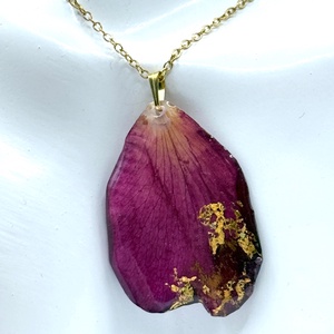 Pandantiv cu Petala de Trandafir Natural în Rășină � Bijuterie Romantică - bijuterii - coliere - pandative - Artynos.ro