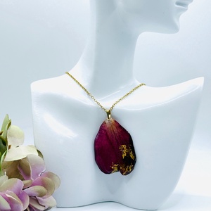 Pandantiv cu Petala de Trandafir Natural în Rășină � Bijuterie Romantică - bijuterii - coliere - pandative - Artynos.ro