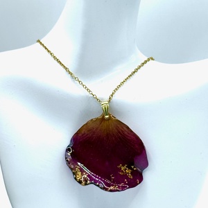 Pandantiv Romantic cu Petale de Trandafir Natural în Rășină - bijuterii - coliere - pandative - Artynos.ro