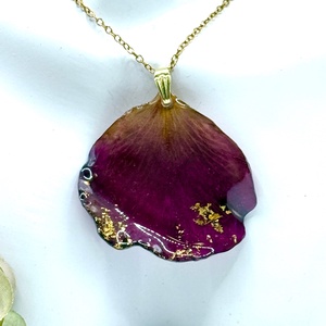 Pandantiv Romantic cu Petale de Trandafir Natural în Rășină - bijuterii - coliere - pandative - Artynos.ro