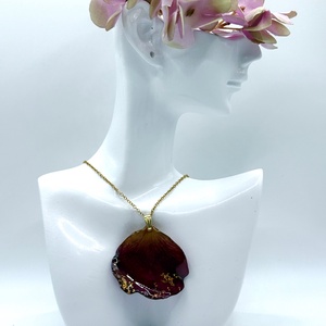 Pandantiv Romantic cu Petale de Trandafir Natural în Rășină - bijuterii - coliere - pandative - Artynos.ro