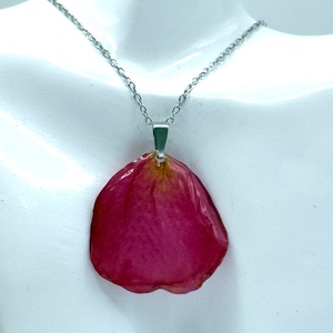 Pandantiv Artistic cu Petale de Trandafir Natural  - bijuterii - coliere - pandative - Artynos.ro