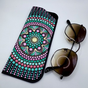 Etui pentru ochelari pictat manual � Mandala  - genți și portofele - portofele, huse, suporturi - suport de ochelari - Artynos.ro