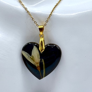 Pandantiv lemn inima mini si flori naturale  - bijuterii - coliere - pandative - Artynos.ro