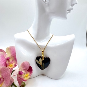 Pandantiv lemn inima mini si flori naturale  - bijuterii - coliere - pandative - Artynos.ro