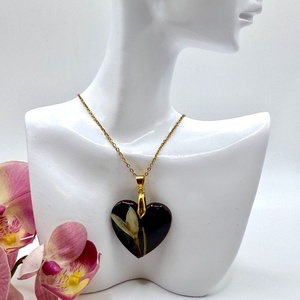 Pandantiv lemn inima mini si flori naturale  - bijuterii - coliere - pandative - Artynos.ro