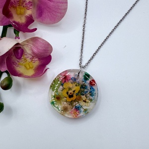 Pandantiv cu Flori Naturale în Rășină � Eleganță Atemporală  - bijuterii - coliere - pandative - Artynos.ro