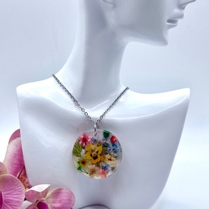 Pandantiv cu Flori Naturale în Rășină � Eleganță Atemporală  - bijuterii - coliere - pandative - Artynos.ro