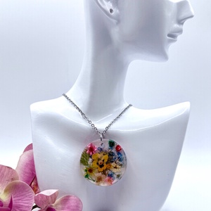 Pandantiv cu Flori Naturale în Rășină � Eleganță Atemporală  - bijuterii - coliere - pandative - Artynos.ro