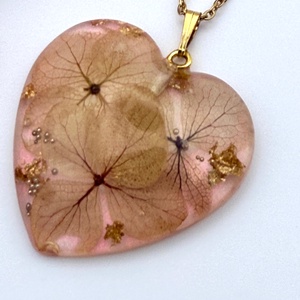 Pandantiv inima Floral din Rășină � Bijuterie Inspirate din Natură - bijuterii - coliere - pandative - Artynos.ro