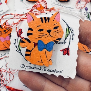 Martisor brosa pisicuta pictata manual pe lemn - Artynos.ro