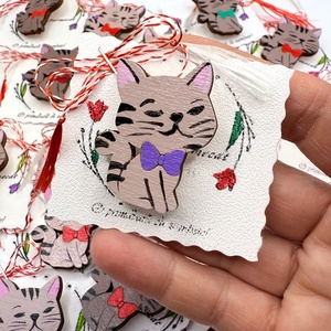 Martisor brosa pisicuta bej/maro pictata manual pe lemn - Artynos.ro