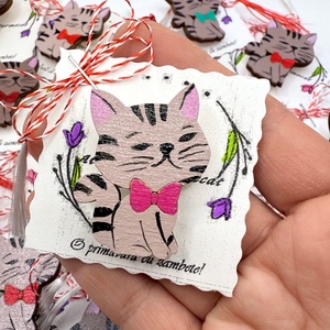 Mărțișor broșă pisicuță bej/maro pictată manual pe lemn - bijuterii - mărțișor - Artynos.ro