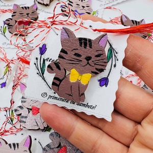 Mărțișor broșă pisicuță bej/maro pictată manual pe lemn - bijuterii - mărțișor - Artynos.ro