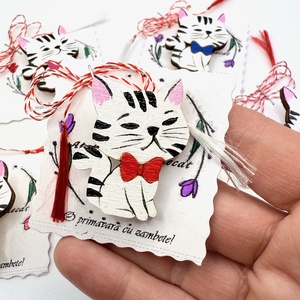 Mărțișor broșă pisicuță alba, pictată manual pe lemn - bijuterii - mărțișor - Artynos.ro