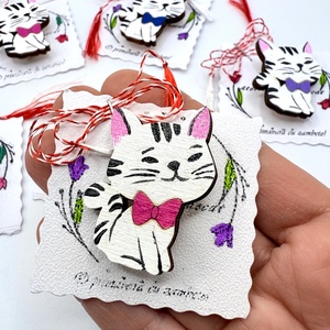 Martisor brosa pisicuta alba, pictata manual pe lemn, Bijuterii, Martisor, Obiecte pictate, Pictura, ARTYNOS