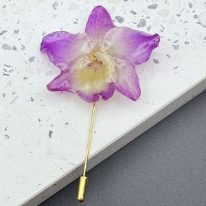 Broșă cu Orhidee Naturală în Rășină UV � Bijuterie Florală Unicat - bijuterii - broșe - Artynos.ro