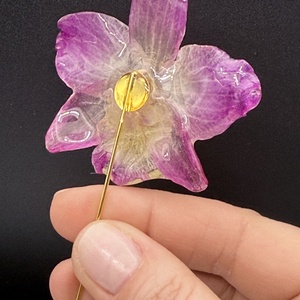 Broșă cu Orhidee Naturală în Rășină UV � Bijuterie Florală Unicat - bijuterii - broșe - Artynos.ro