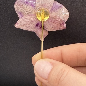 Broșă Handmade cu Orhidee Mov în Rășină UV - bijuterii - broșe - Artynos.ro