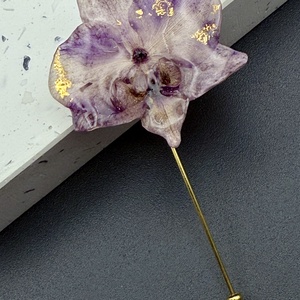 Broșă Handmade cu Orhidee Mov în Rășină UV - bijuterii - broșe - Artynos.ro