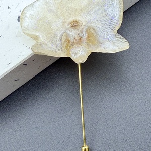 Broșă Artistică cu Floare de Orhidee Naturală Alba � Rășină UV - bijuterii - broșe - Artynos.ro