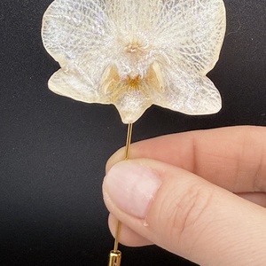 Brosa Artistica cu Floare de Orhidee Naturala Alba � Rasina UV - Artynos.ro