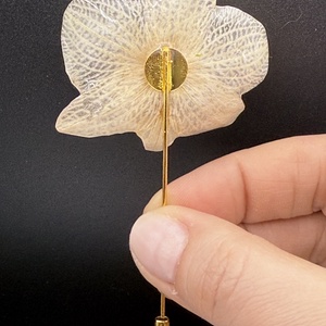 Broșă Artistică cu Floare de Orhidee Naturală Alba � Rășină UV - bijuterii - broșe - Artynos.ro