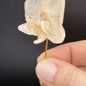 Broșă Artistică cu Floare de Orhidee Naturală Alba � Rășină UV - bijuterii - broșe - Artynos.ro