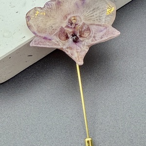 Broșă Florală Unicat cu Orhidee Mov Naturală în Rășină - bijuterii - broșe - Artynos.ro