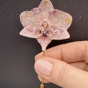 Brosa Florala Unicat cu Orhidee Mov Naturala in Rasina - Artynos.ro