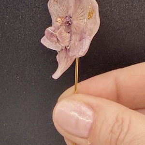 Broșă Florală Unicat cu Orhidee Mov Naturală în Rășină - bijuterii - broșe - Artynos.ro