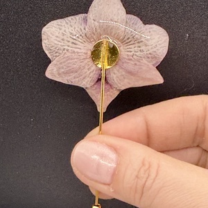 Broșă Florală Unicat cu Orhidee Mov Naturală în Rășină - bijuterii - broșe - Artynos.ro