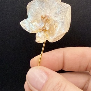 Broșă cu Orhidee alba Reală Conservată în Rășină UV - bijuterii - broșe - Artynos.ro